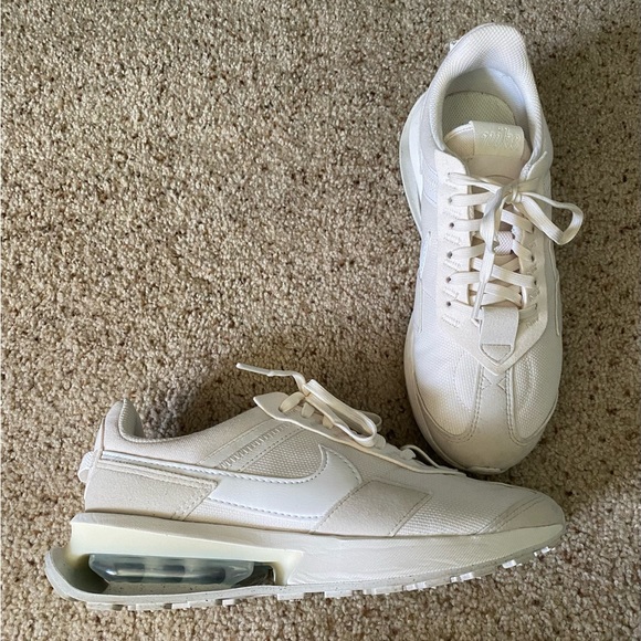 Women’s Nike air pre-day sneaker. Sz. 7.5 - Picture 1 of 2